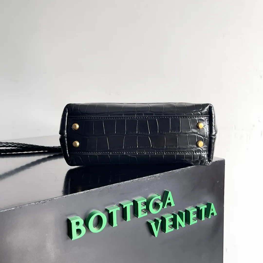 Batch 2880 BOTTEGA VENETA new women's crocodile leather ANDIAMO is shipped! ! ! As a classic model of the BV family, each innovation brings different surprises to fans. There are three ways to carry it with different makeup. Crocodile skin is called the gold in leather and is famous for its top luxury and rarity. During use, the luster of the crocodile skin will not fade or fade with time. No matter how long it is used, it will still remain new. And because each crocodile skin is different, the effect of each crocodile leather bag is different. Style number: 777614 Size: 22*9*15.5cm